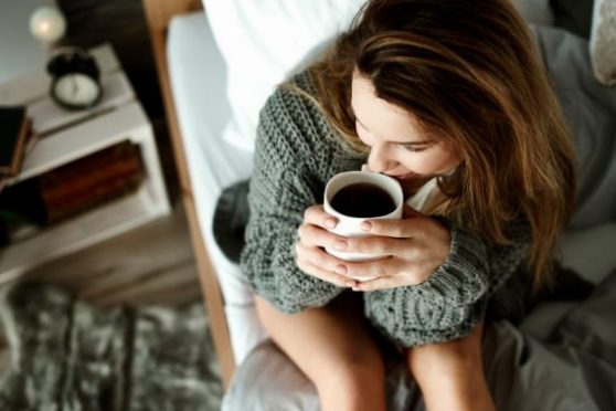 How long does caffeine stay in the body and when should the last cup of the day be drunk?